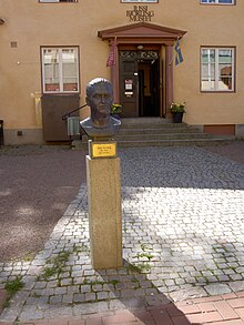 Bust of Björling in front of the Jussi Björling Museum in Borlänge