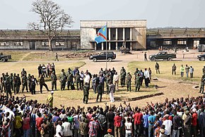 Kamina, province du Katanga, RD Congo - Le Ministre de la défense, Aimé Ngoy Mukena, et José Maria Aranaz, directeur du BCNUDH, saluent les ex-combattants arrivés sur le site de regroupement de Kamina. (19271316328).jpg