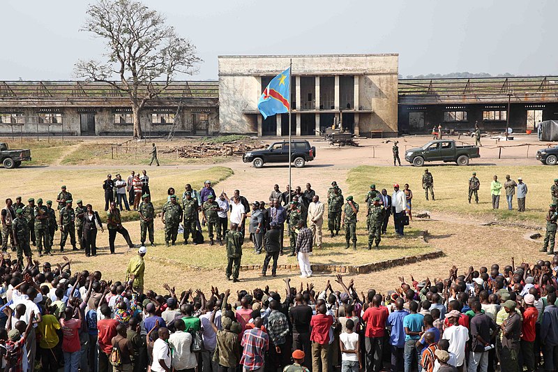 File:Kamina, province du Katanga, RD Congo - Le Ministre de la défense, Aimé Ngoy Mukena, et José Maria Aranaz, directeur du BCNUDH, saluent les ex-combattants arrivés sur le site de regroupement de Kamina. (19271316328).jpg