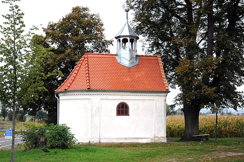 File:Kaple sv. Otylie (Prostějov - Vrahovice) zleva.jpg