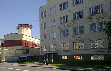 Временная постройка на месте северного вестибюля (тень из букв на времянке — с вывески над заводом «Карат»)