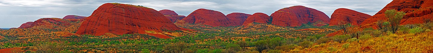 Ensemble des Kata Tjuṯa (monts Olga, 1070 m), Australie : inselbergs (arkoses néoprotérozoïques) et pédiment (plaine) dominé de 400 à 600 m ; modelé en dômes arrondis, ravinements et traces de décompression, méga-écaillage