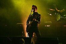 Jones playing his Gibson Les Paul Goldtop in 2007. Kelly Jones Stereophonics 3.jpg