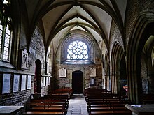 À gauche, une fenêtre et la porte donnant sur le porche des dames. Au centre, la rose, au-dessus de l'entrée ouest. Voûtes sur croisée d'ogives. À droite, les trois arcades, derrière lesquelles on aperçoit le bas-côté.