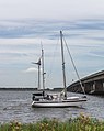 Schip wacht voor de Ketelbrug (Flevoland)