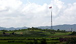 Pemandangan lebar Kijŏngdong dengan tiang bendera