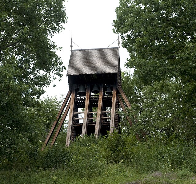 File:Kila kyrka klockstapel.jpg