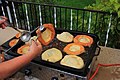 Deutsch: Herausbacken von Bauernkrapfen