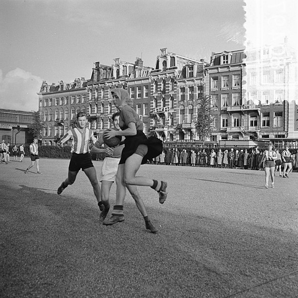 File:Korfbal DTV tegen Swift. Spelmoment Swift-dame met plastic doek, Bestanddeelnr 908-0497.jpg