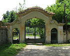 Čeština: Barokní brána u malé vodní elektrárny v Krhanicích English: Old gate in Krhanice, Czech Republic