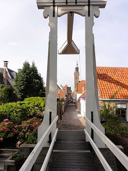 File:Kwakelbrug met speeltoren Edam.jpg