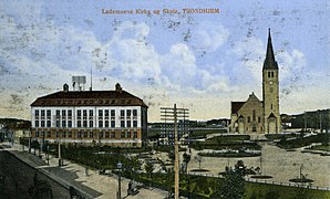 Parken med Lademoen skole og Lademoen kirke (rundt 1915)