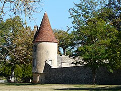 La tour ouest du château de la Finou.
