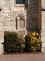 Le monument aux morts de Lamécourt, aménagé entre deux contreforts de l'église Saint-Martin.