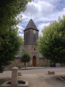 Le clocher de l'église de Saint-Bonnet-Briance.jpg