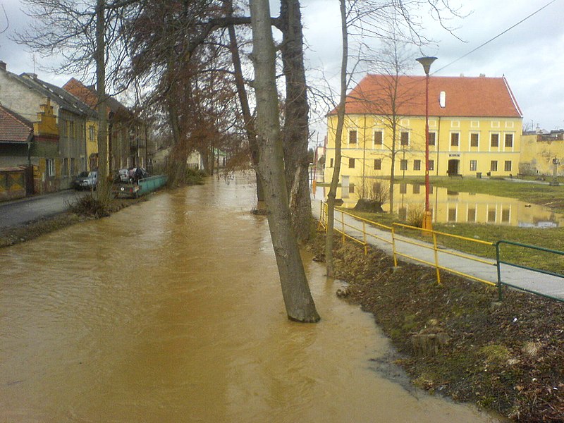 File:Litovel-Morava před muzeem-povodeň-2006.jpg