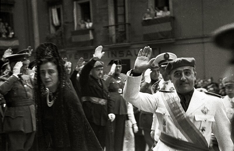 File:Llegada a la basílica de Santa María de Francisco Franco y su esposa, Carmen Polo, para asistir a un acto religioso (1 de 2) - Fondo Car-Kutxa Fototeka.jpg