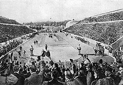 Spiridon Louis saapuu Ateenan olympiastadionille vuoden 1896 olympiamaratonin loppusuoralla.