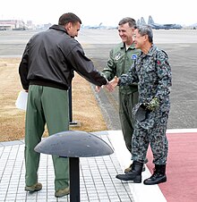 Letnan Jenderal Ted Kresget, 13 Komandan Angkatan Udara, menyambut Japan Air Self-Defense Force Letnan Jenderal Haruhiko Kataoka, Komando Pertahanan Udara Komandan di Yokota AB.jpg