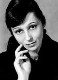 Mustavalkoinen valokuva Luise Rainerist vuonna 1941.