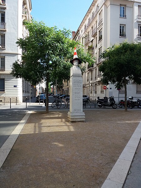 File:Lyon 6e - Rue Juliette Récamier, monument à Julien Barbero, avec un cône sur la tête.jpg