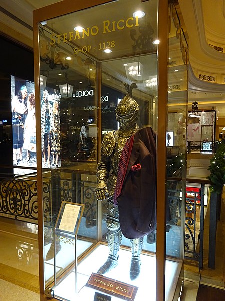 File:MC 澳門 Macau 路氹城 Cotai 四季名店 Shoppes at Four Seasons mall interior shop clothing Stefano Ricci glass show box Nov 2016 DSC (1).jpg