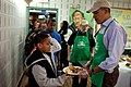 נשיא ארצות הברית ברק אובמה מחלק מזון לעניים בבית תמחוי ביום מרטין לותר קינג 2010