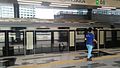 Sebuah keretapi MRT berhenti di stesen MRT Mutiara Damansara.