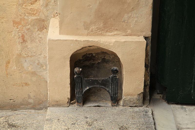 File:Malta - Valletta - Triq ir-Repubblika - Auberge de Provence 05 ies.jpg