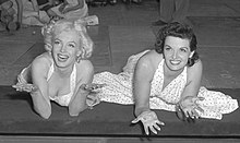Monroe (izquierda) y Jane Russell en Grauman's Chinese Theatre, 1953.