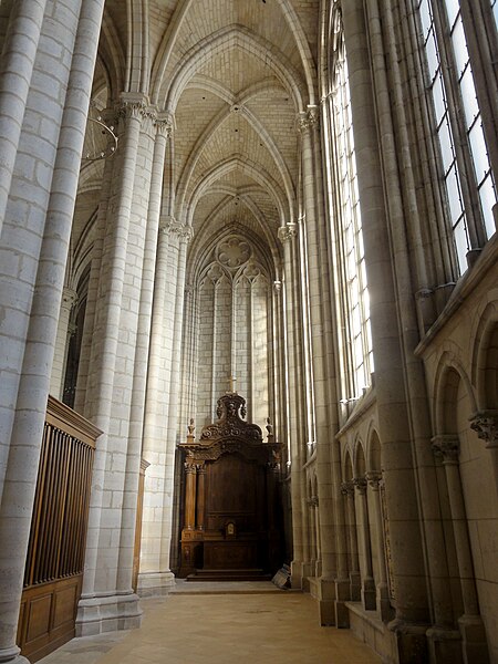 File:Meaux (77), cathédrale Saint-Étienne, collatéral sud du chœur, vue vers l'est 2.jpg