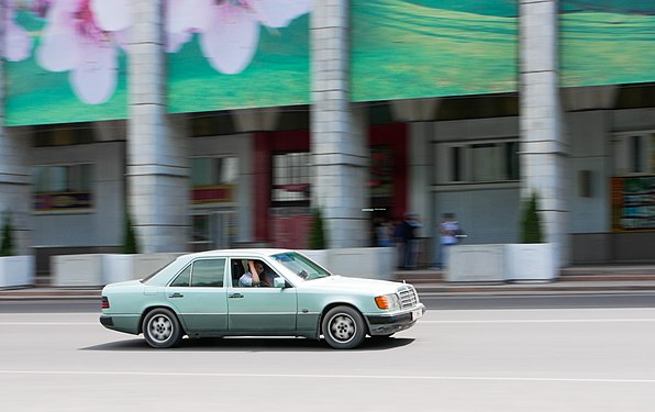 Mitzieher-Foto eines Mercedes auf der Hauptstraße in Bischkek