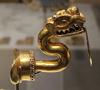 Zlatý vyřezávaný náramek ve tvaru hada.  Metropolitní muzeum umění.
