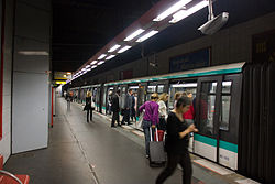 Metro L1 Grande-Arche IMG 5581.jpg