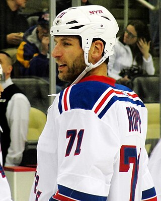 <span class="mw-page-title-main">Mike Rupp</span> American ice hockey player (born 1980)