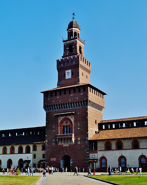 File:Milano Castello Sforzesco Innenhof Torre Filarete 2.jpg