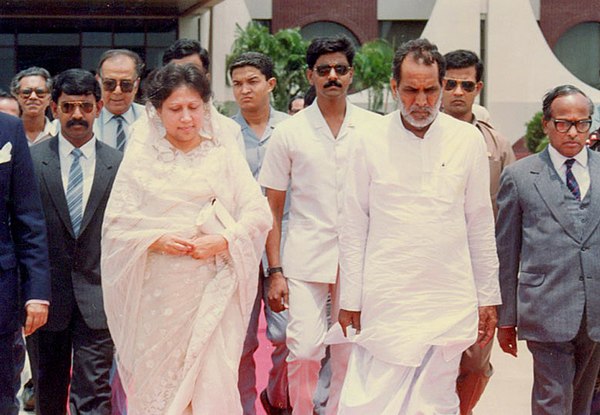 Mohammad Mosaddak Ali met with Prime Minister of India Chandra Shekhar Singh at Zia International Airport in Dhaka