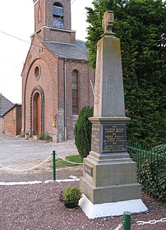 Montagne-Fayel monument aux Morts et église.jpg