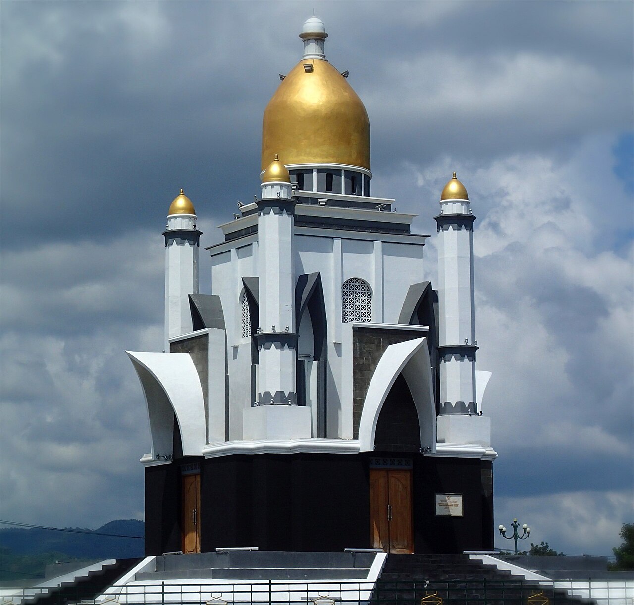 Mosque_in_Lombok,_Mataram,_West_Nusa_Tenggara;_SarahTz;_November_2014