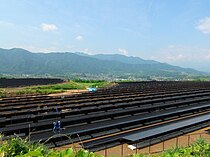 建設中の米倉山太陽光発電所 南西方向を望む