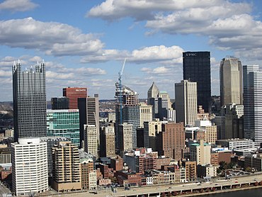 Panoramę Pittsburgha w pobliżu pochyłości Mon Incline