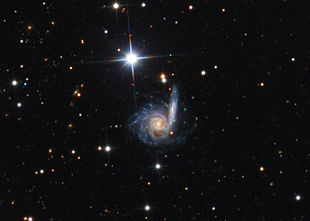 Die wechselwirkenden Galaxien NGC 6365 (Arp 30), aufgenommen von dem 81-cm-Spiegelteleskop des Mount-Lemmon-Observatoriums.