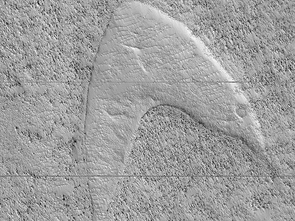 Dunes on Mars look like the Starfleet emblem.