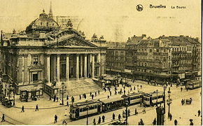 Croisement de tramways place de la Bourse dans les années 1920.