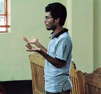 Nahid Sultan Discussing - Bangla Wikipedia Workshop at Notre Dame College, Dhaka.jpg