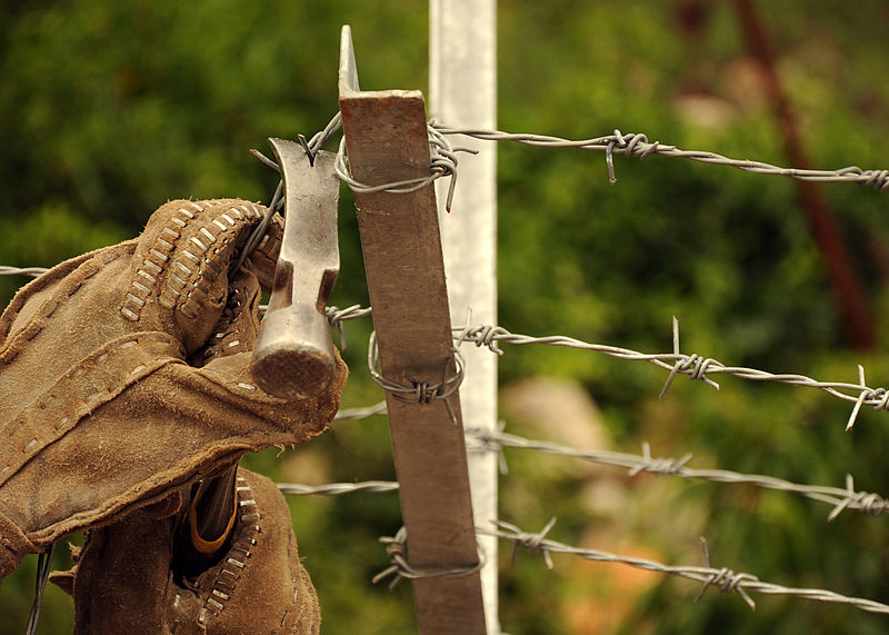 File:Navy Seabees construct perimeter fence for SR12 120529-F-JZ627-057.jpg