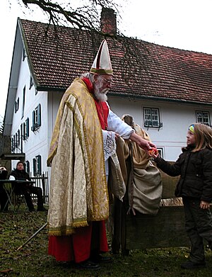 Weihnachtsmann: Ursprung und Bräuche, Erscheinungsbild des Weihnachtsmannes, Wohnort