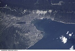 Цемеська бухта і Новоросійськ з космосу, Маркотхський хребет вгорі