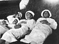 Le sorelle OTMA che riposano in un fienile, primavera 1916. Anastasia (ultima a sinistra) era solita fumare.