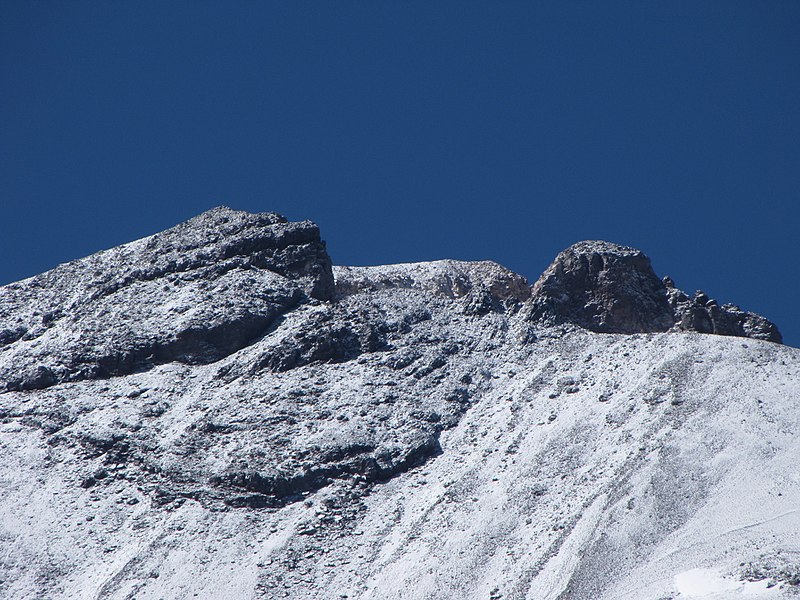 File:Ojos del Salado summit under the snow (4320337357).jpg